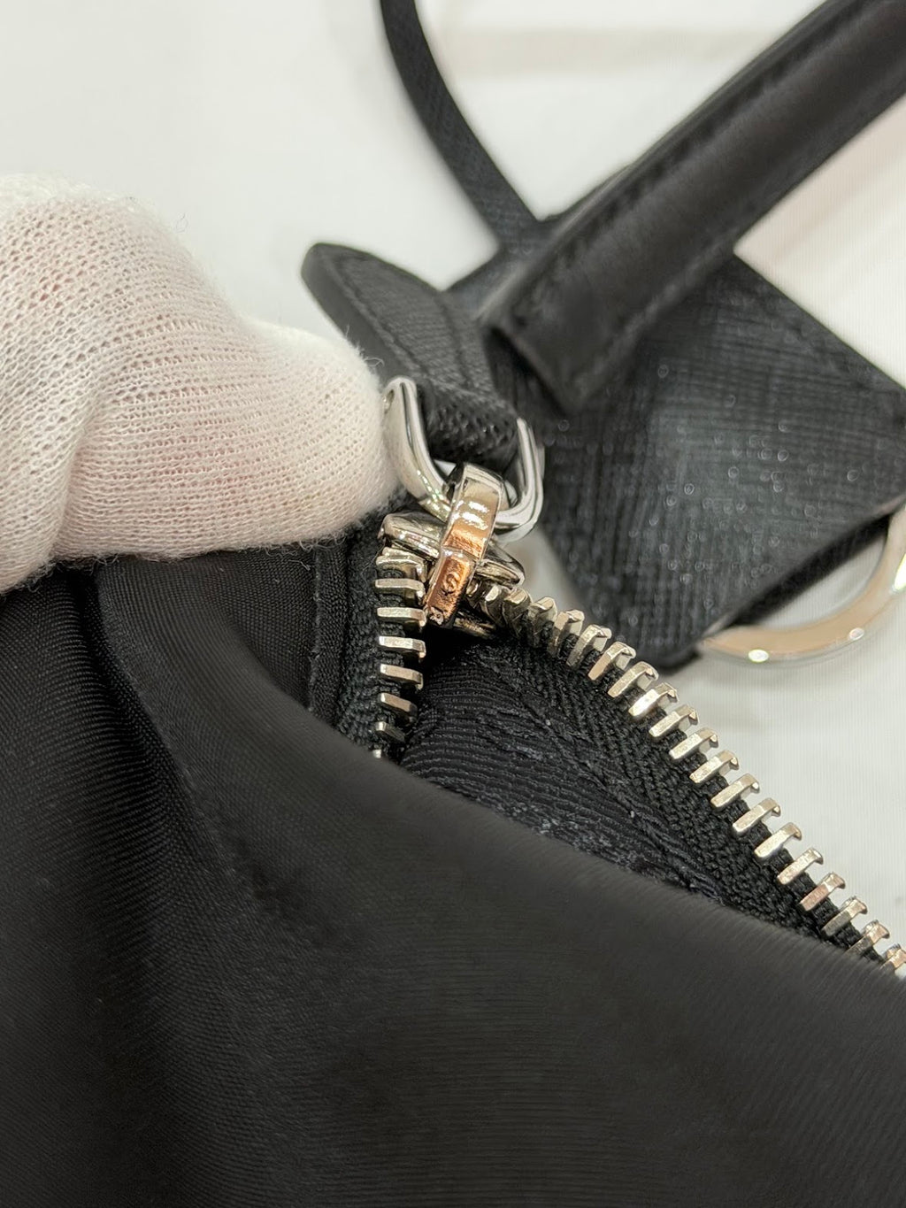 Prada Re-Edition 2005 Mini Borsa in Re-Nylon e Saffiano Nera